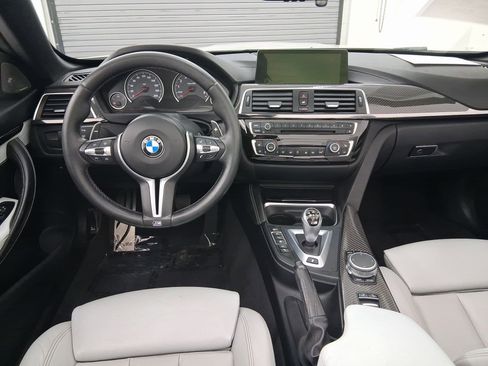 Used 2020 BMW M4 Convertible w/ Executive Package image 4
