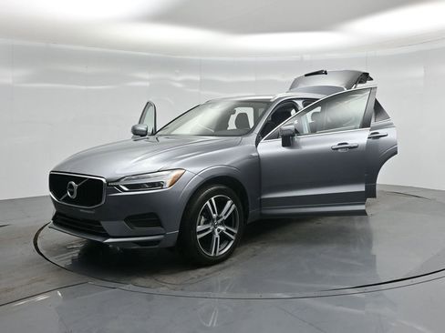 Used 2020 Volvo XC60 T5 Momentum w/ Protection Package Premier image 34