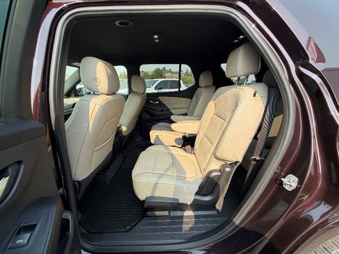 Used 2023 Chevrolet Traverse Premier AWD/4WD image 3