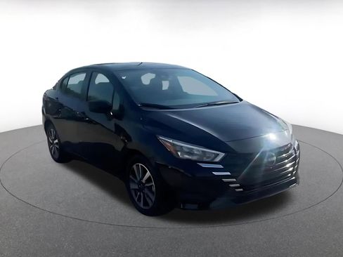 Used 2025 Nissan Versa SV image 3