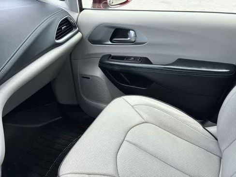 Used 2020 Chrysler Pacifica Limited w/ Advanced Safetytec Group FWD image 31