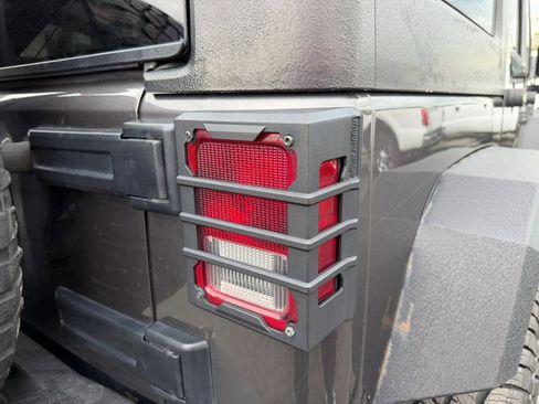 Used 2018 Jeep Wrangler Unlimited Sahara image 78