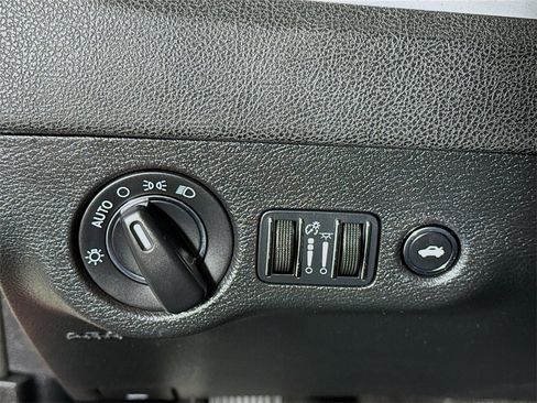 Used 2016 Chrysler 300 Limited image 18