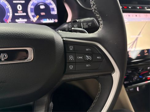 Used 2023 Jeep Grand Cherokee Limited w/ Luxury Tech Group II image 32