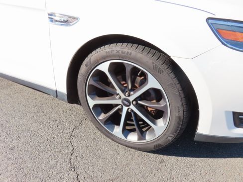 Used 2015 Ford Taurus SEL w/ Equipment Group 201A image 10