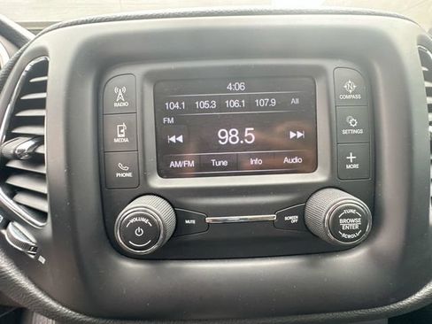 Used 2018 Jeep Compass Latitude w/ Cold Weather Group FWD image 18