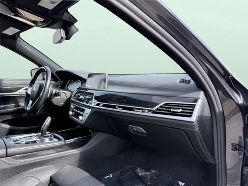 Used 2019 BMW 750i 750i w/ M Sport Package image 28