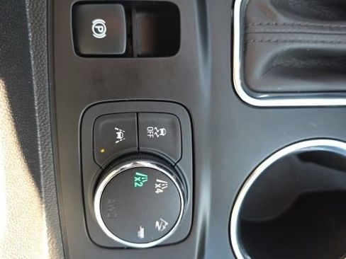 Used 2020 Chevrolet Traverse Premier AWD/4WD image 28