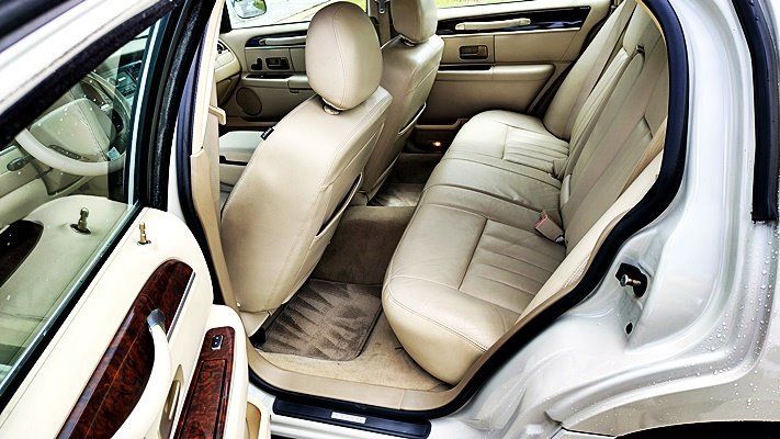 Used 2006 Lincoln Town Car Signature RWD image 16