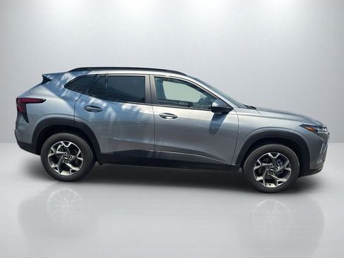 Used 2025 Chevrolet Trax LT w/ LT Convenience Package FWD image 4