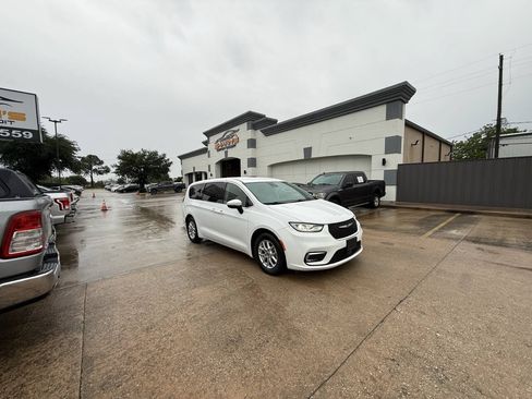 Used 2023 Chrysler Pacifica Touring-L FWD image 41
