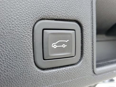 Used 2024 GMC Terrain SLT AWD/4WD image 10