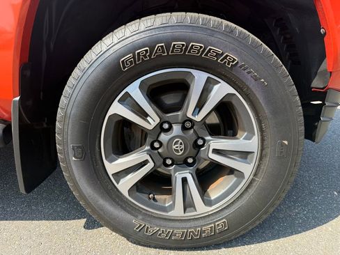 Used 2018 Toyota Tacoma TRD Sport AWD/4WD image 35