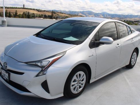 Used 2017 Toyota Prius Four FWD image 6