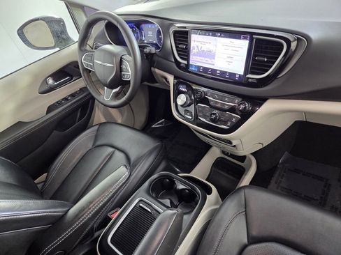 Certified 2024 Chrysler Pacifica Touring-L image 26