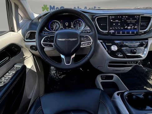 Used 2023 Chrysler Pacifica Touring-L FWD image 9