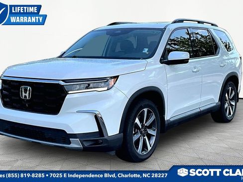 Used 2024 Honda Pilot Touring image 3
