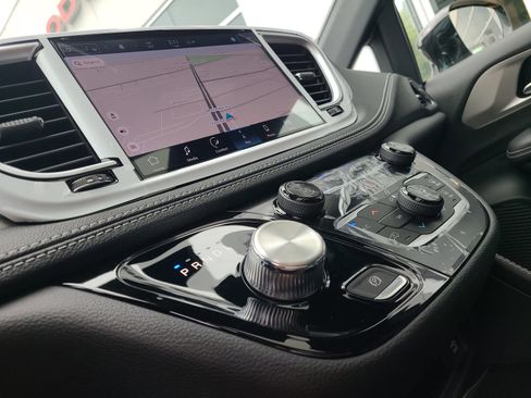 New 2023 Chrysler Pacifica Limited w/ Uconnect Theater Family Group image 31