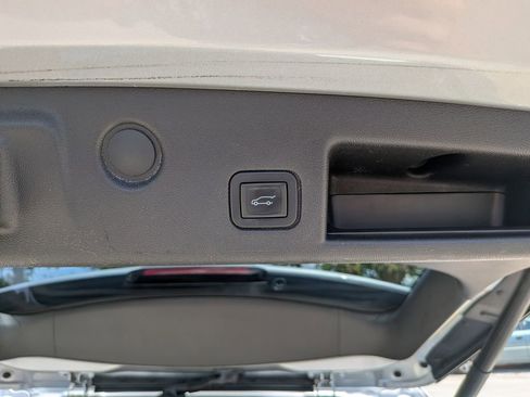 Used 2018 Chevrolet Equinox Premier FWD image 15