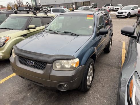 Used 2005 Ford Escape XLT image 2