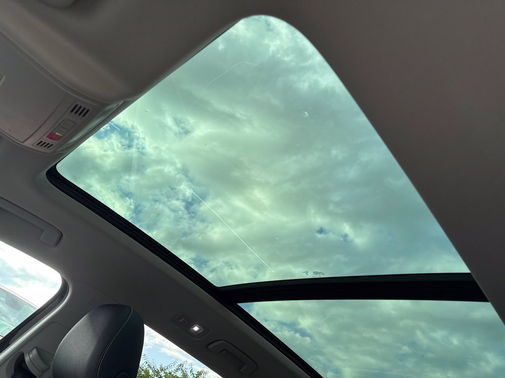 Certified 2025 Volkswagen Taos SE w/ Panoramic Sunroof Package FWD image 25