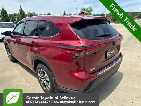 Used 2022 Toyota Highlander XLE AWD/4WD image 8