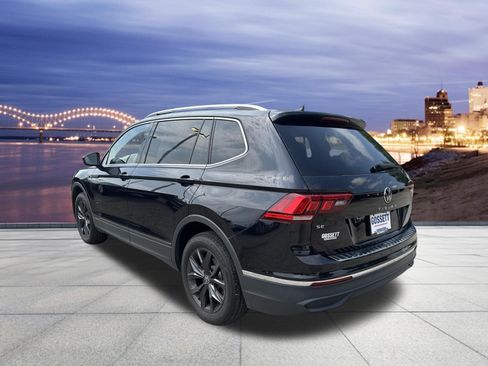 Used 2024 Volkswagen Tiguan SE FWD image 3