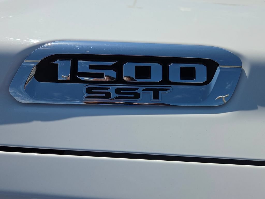 Used 2025 RAM 1500 Laramie AWD/4WD image 15