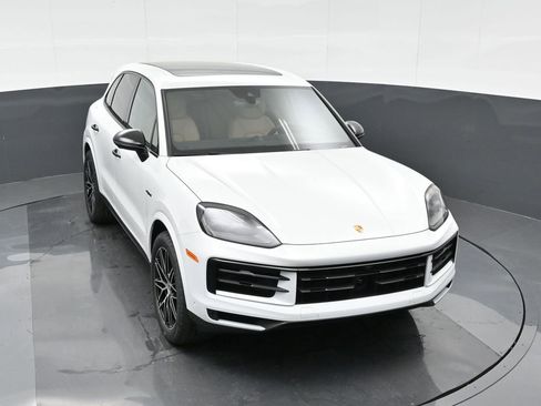 Used 2025 Porsche Cayenne E-Hybrid AWD/4WD image 32