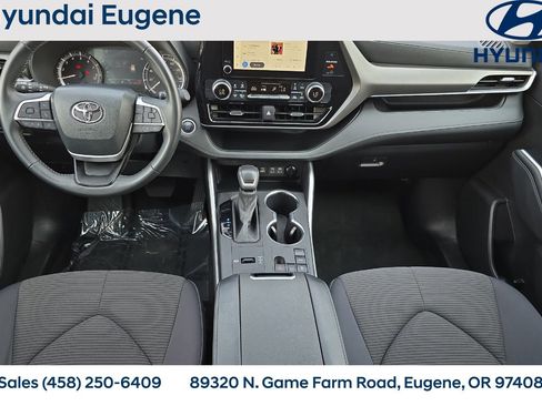 Used 2024 Toyota Highlander LE FWD image 18
