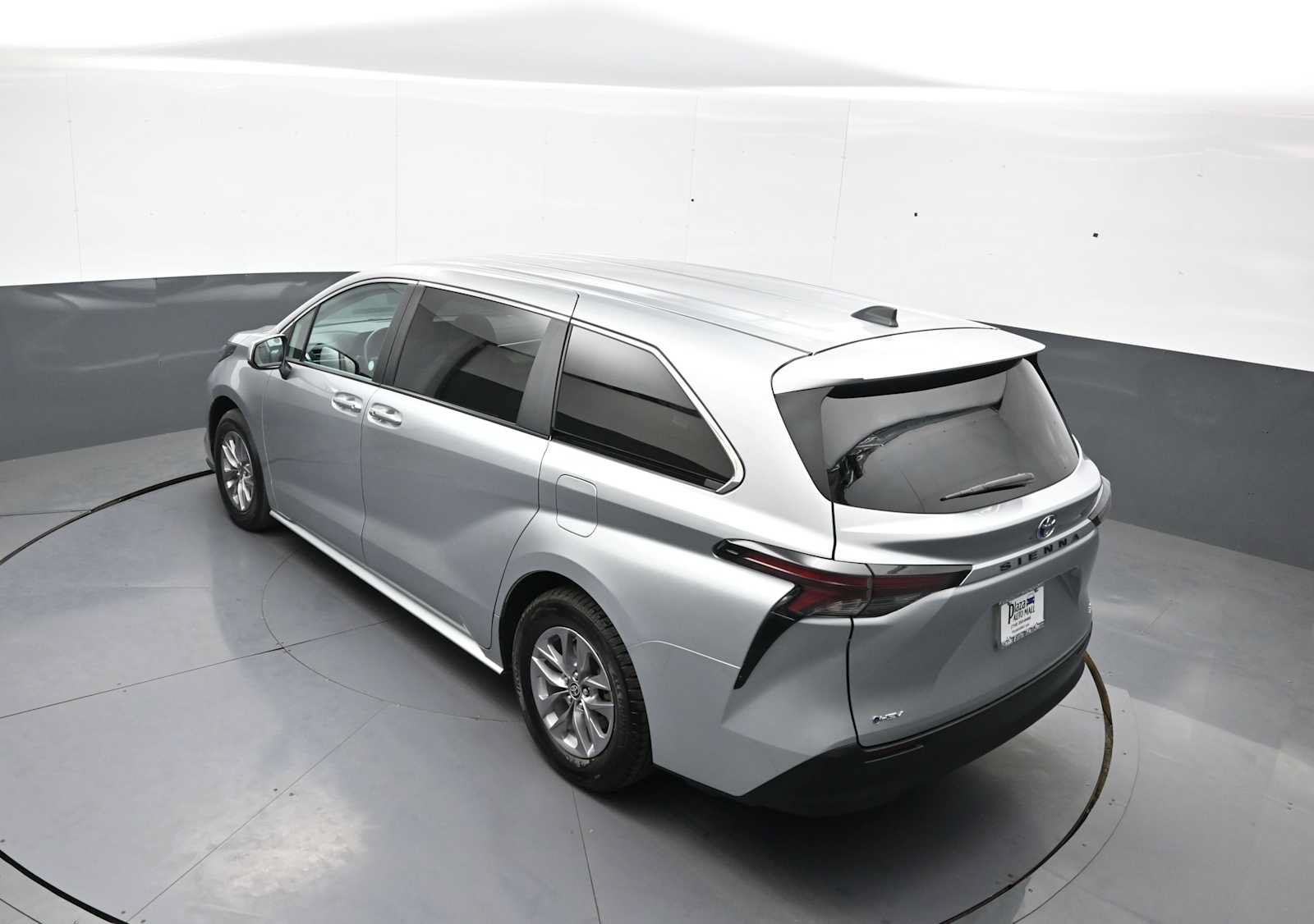 Used 2025 Toyota Sienna LE FWD image 40