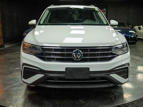 Used 2022 Volkswagen Tiguan SE w/ Panoramic Sunroof Package image 3