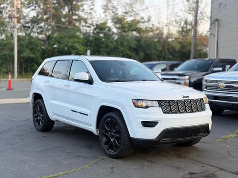 Used 2017 Jeep Grand Cherokee Altitude AWD/4WD image 26