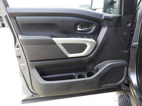 Used 2018 Nissan Titan SL w/ Chrome Package AWD/4WD image 18