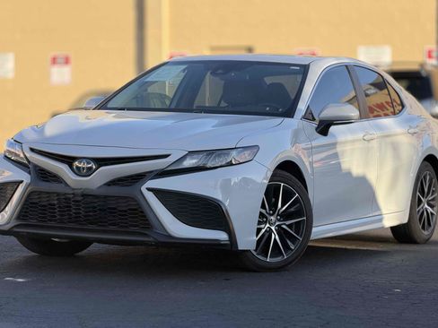 Used 2022 Toyota Camry SE FWD image 1