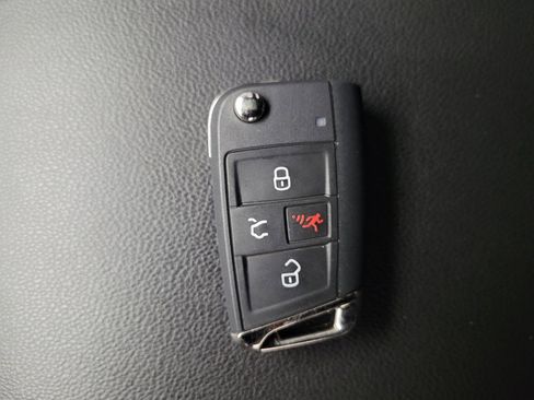 Used 2020 Volkswagen GTI SE image 31