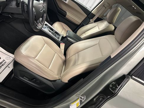 Used 2020 Ford Explorer XLT w/ Equipment Group 202A image 10