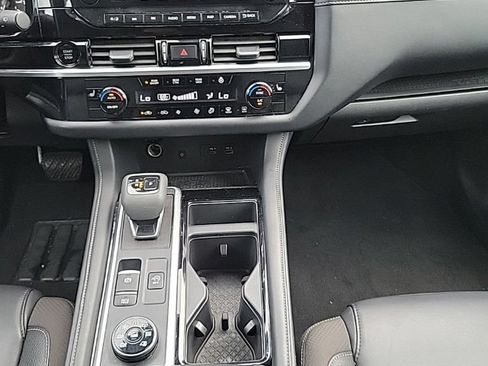 Used 2025 Nissan Pathfinder SL AWD/4WD image 21