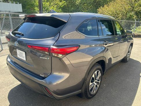 Used 2022 Toyota Highlander XLE AWD/4WD image 5