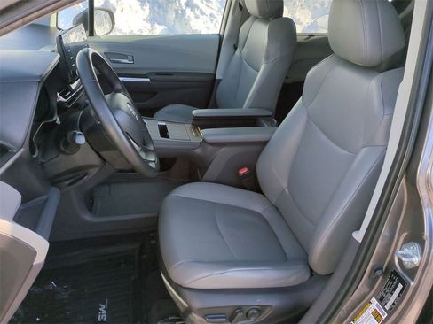 Used 2022 Toyota Sienna XLE image 8