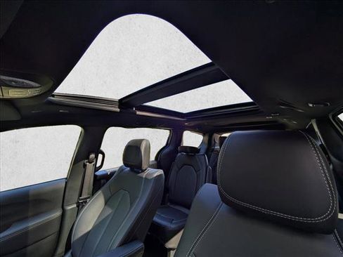 New 2026 Chrysler Pacifica Select image 17