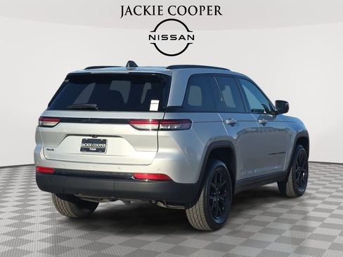 Used 2024 Jeep Grand Cherokee Altitude AWD/4WD image 5