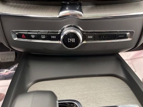 Used 2025 Volvo XC60 B5 Plus image 26