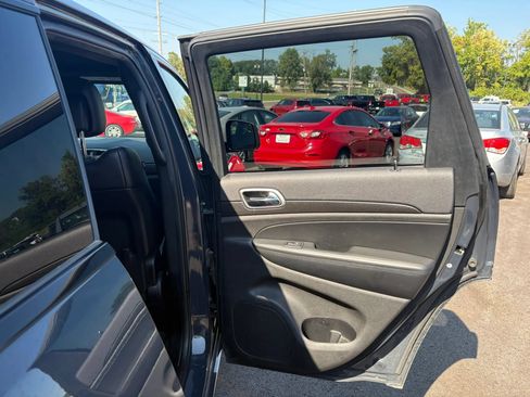 Used 2018 Jeep Grand Cherokee Altitude AWD/4WD image 27