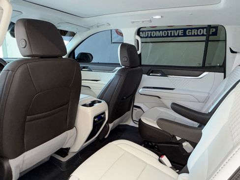 Used 2024 GMC Acadia Denali w/ Super Cruise Package image 23