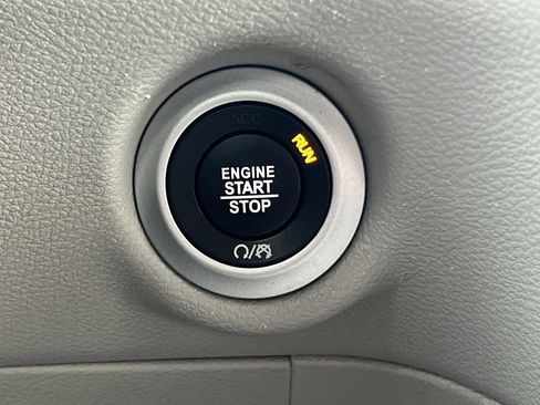 Used 2021 Chrysler Pacifica Touring-L image 10