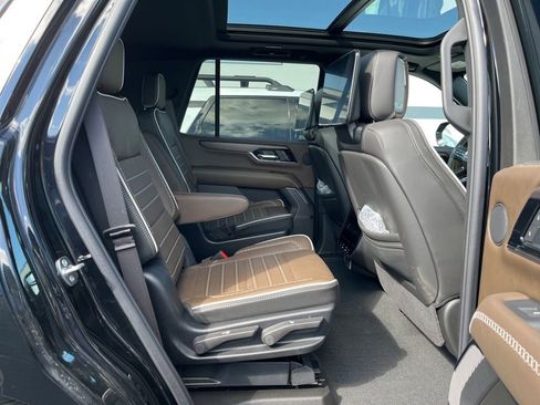 Used 2025 GMC Yukon Denali Ultimate AWD/4WD image 3