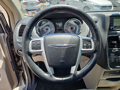 Used 2015 Chrysler Town & Country Touring-L w/ Driver Convenience Group FWD image 19