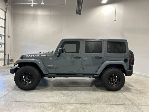 Used 2014 Jeep Wrangler Unlimited Sahara w/ Connectivity Group AWD/4WD image 9