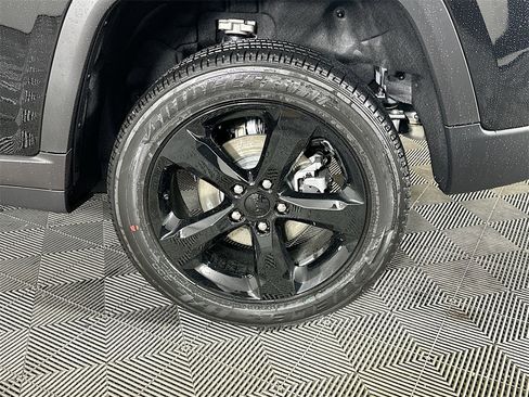 New 2025 Jeep Grand Cherokee Altitude image 16